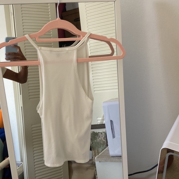 White/crème colored tank top with a small knot at the bottom. - Picture 4 of 5